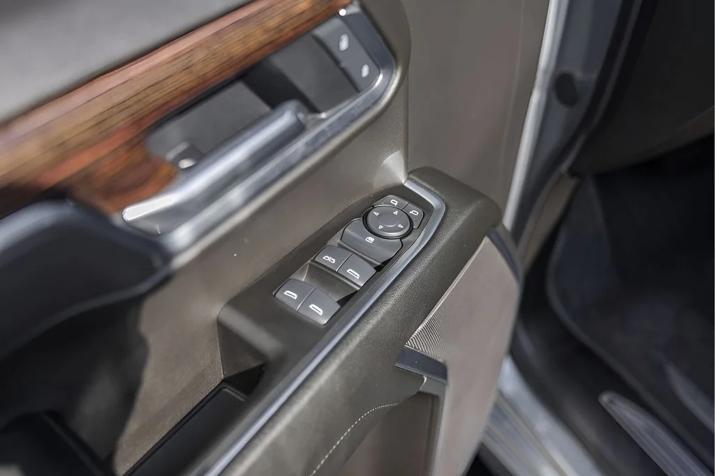 Used 2025 Silver GMC Elevation image 24