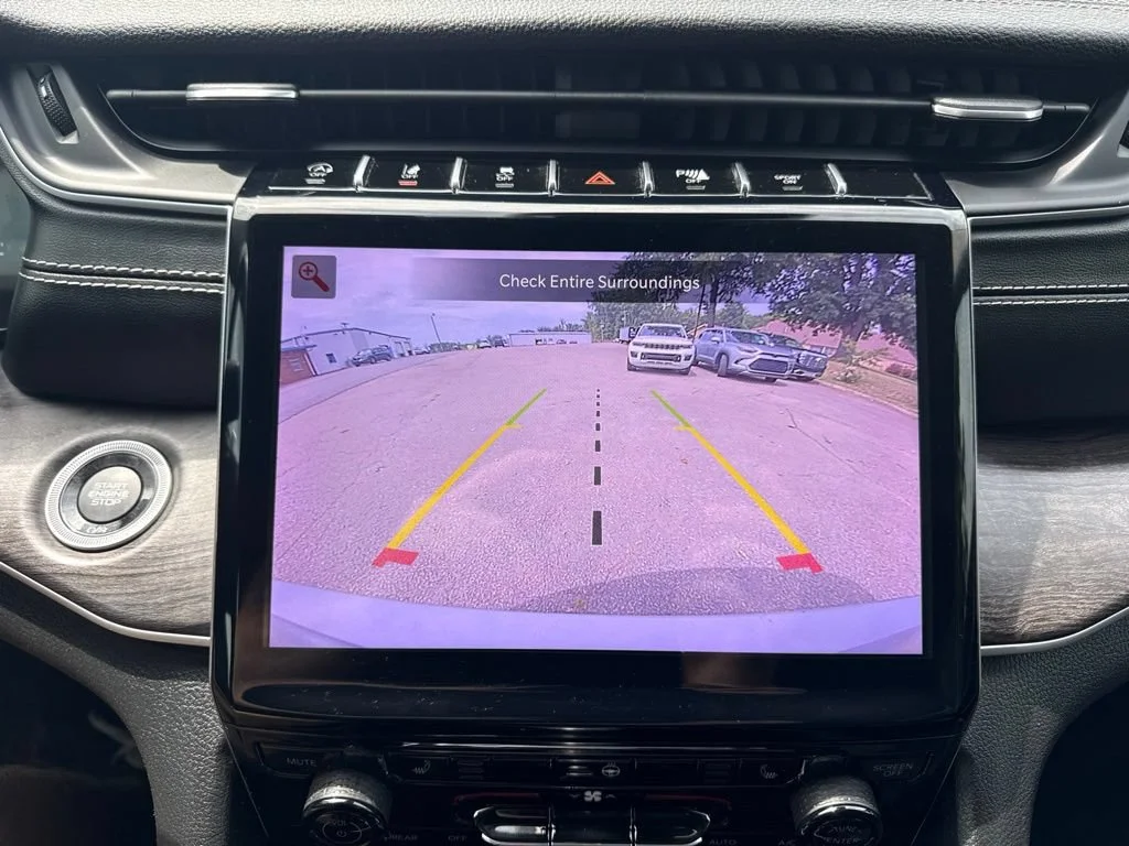 Used 2022  Jeep Limited image 23