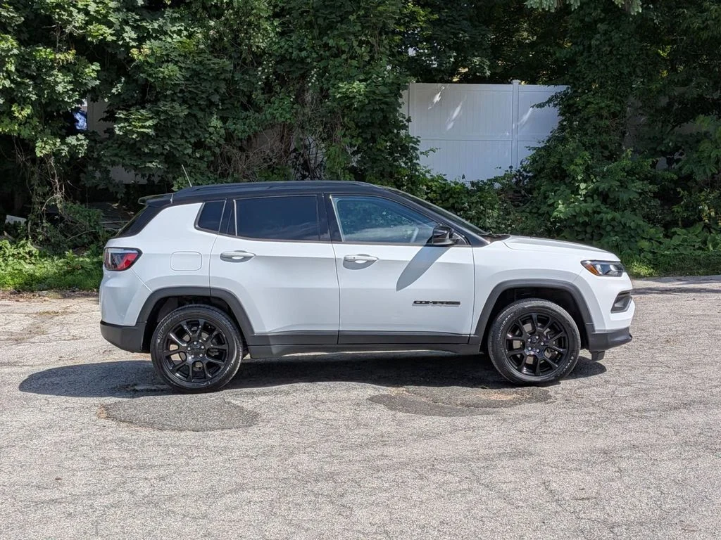 Used 2023 White Jeep Latitude image 2