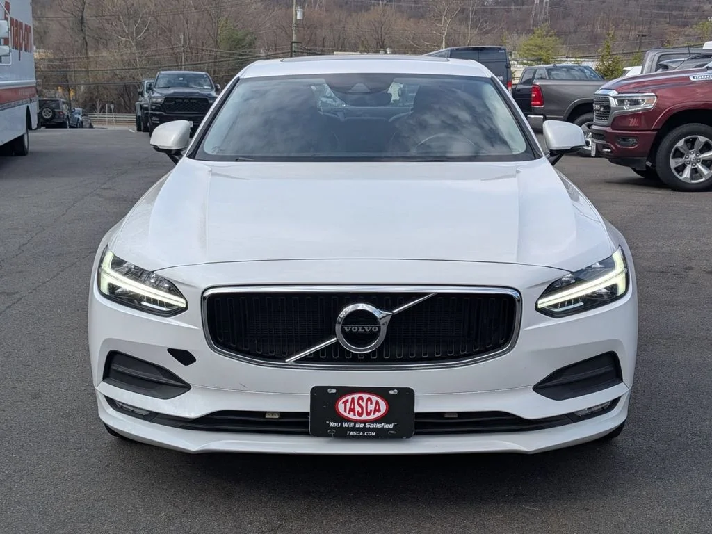 Used 2018 White Volvo T5 Momentum image 11