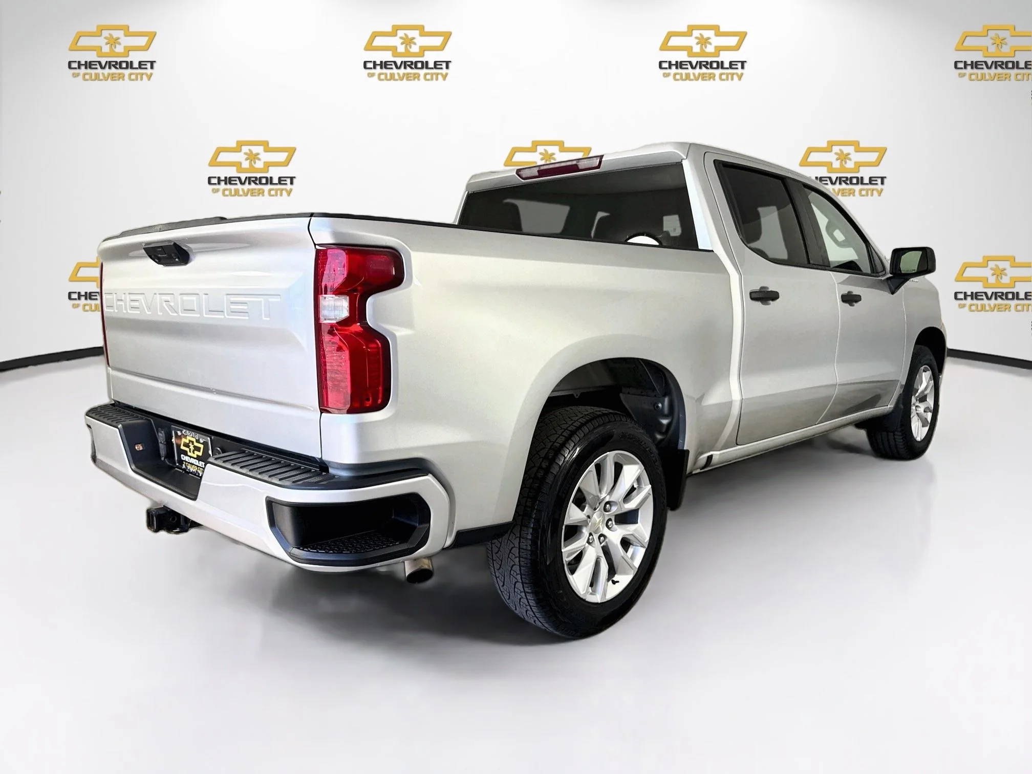 Used 2022 Silver Ice Metallic Chevrolet Custom image 8