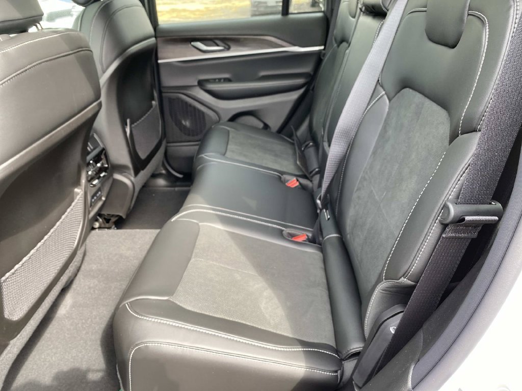 New 2026 Bright White Clear-Coat Exterior Paint Jeep Altitude image 5