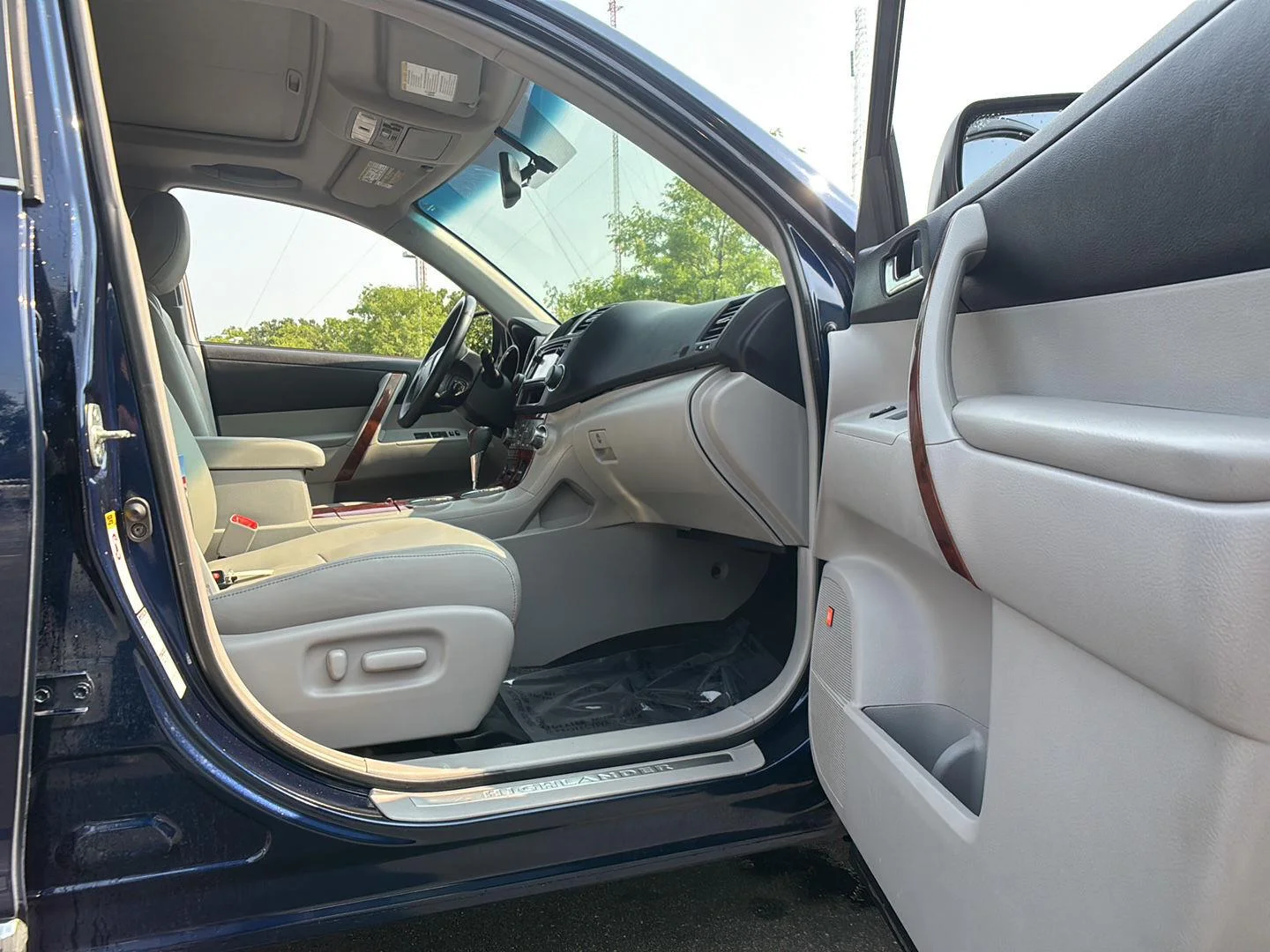 Used 2013 Nautical Blue Metallic Toyota Limited image 15