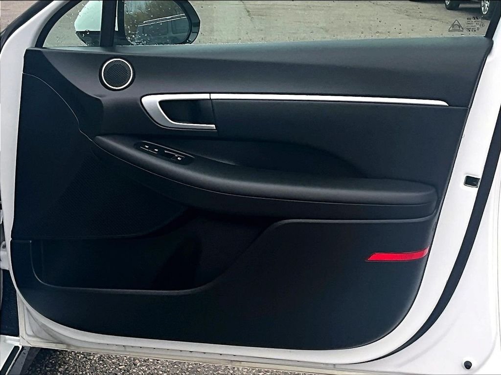 Used 2025 White Hyundai SEL image 11