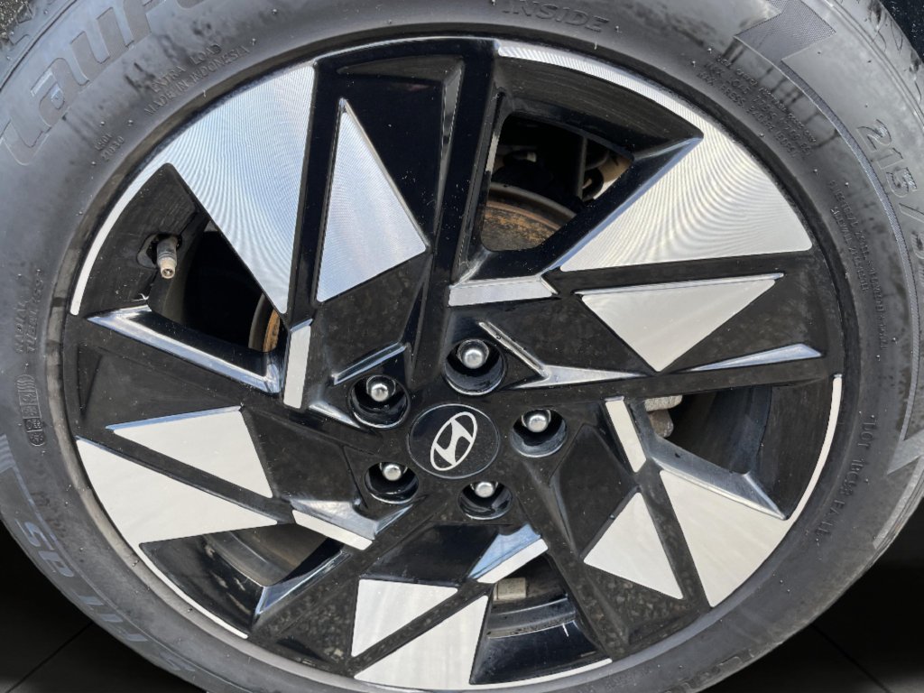 Used 2025 White Hyundai SEL image 26