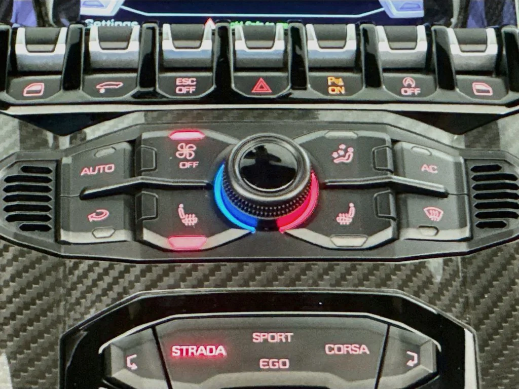 Used 2019  Lamborghini Base image 16