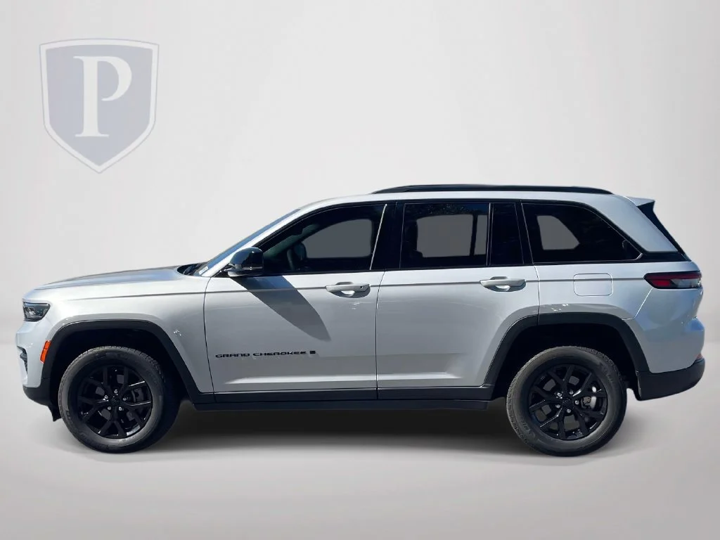 Used 2024 Silver Jeep Altitude X image 5