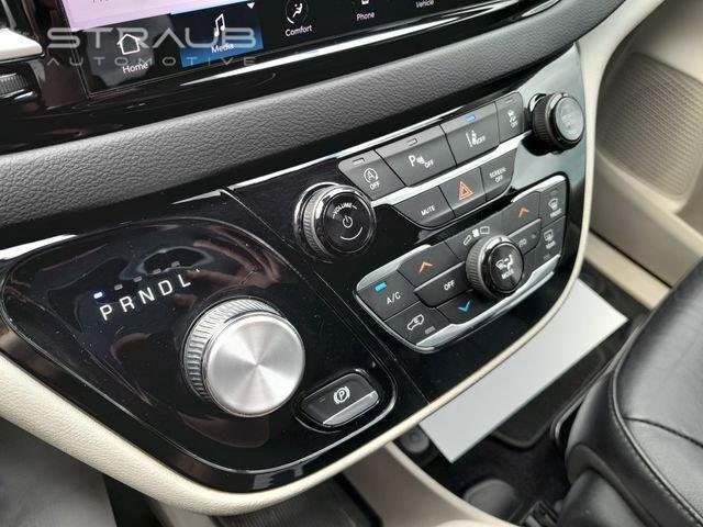 Used 2022 Brilliant Black Crystal Pearlcoat Chrysler Touring L image 24