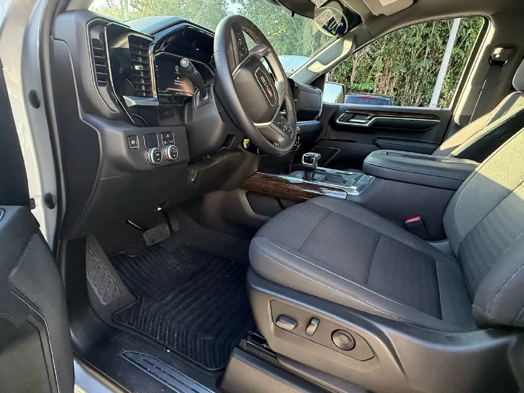 Used 2022 Silver GMC Elevation image 11