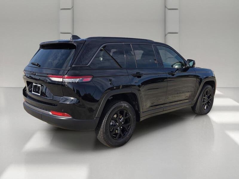 New 2026 Diamond Black Crystal Pearl-Coat Exterior Paint Jeep LAREDO ALTITUDE 4X4 image 5