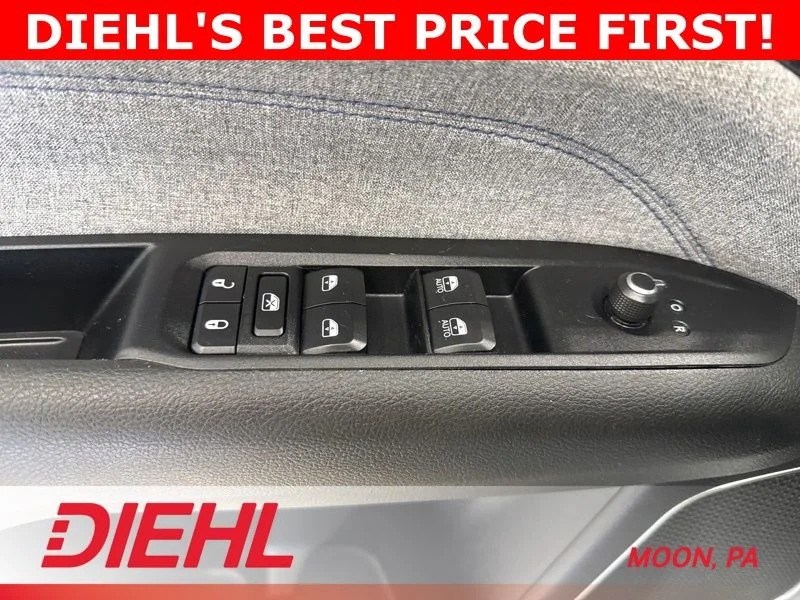 Used 2022 White Jeep Latitude image 21