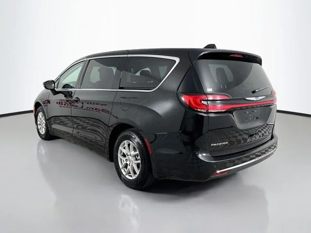 Used 2024 Black Chrysler Touring L image 5