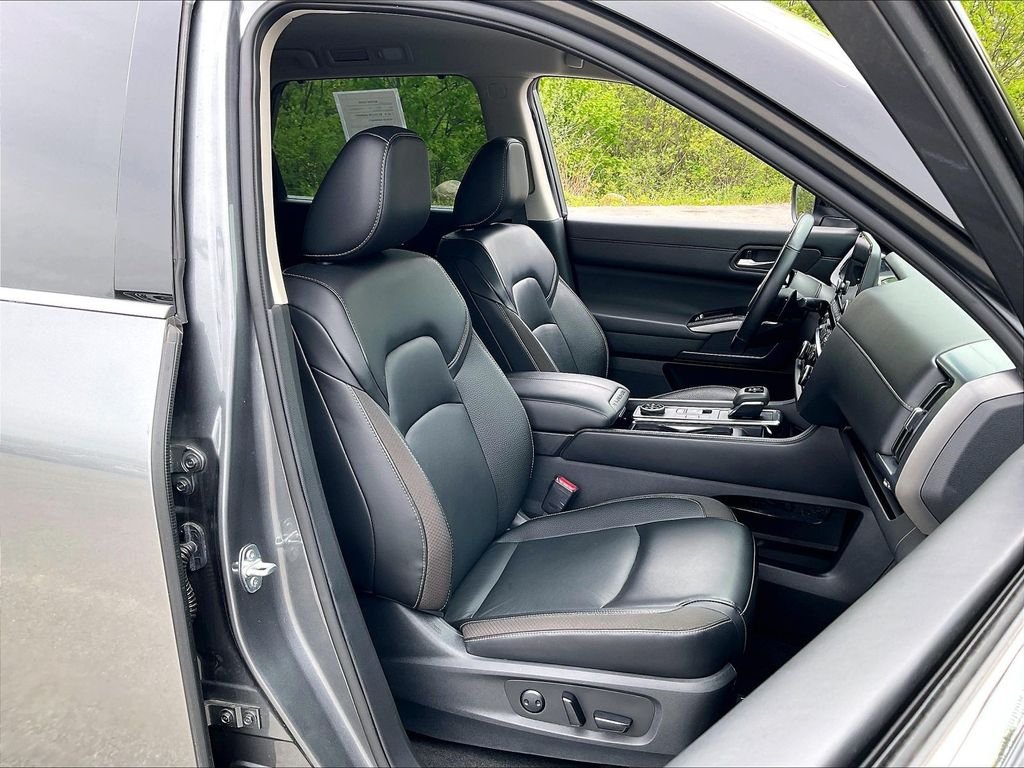 Used 2024 Gun Metallic/Super Black Nissan SL image 10