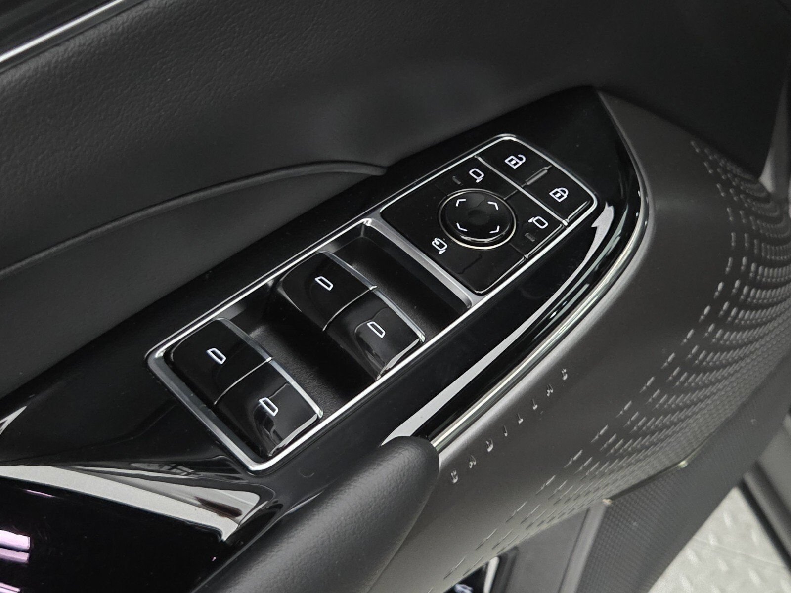 2024 Cadillac LYRIQ Luxury 1 - Photo 19