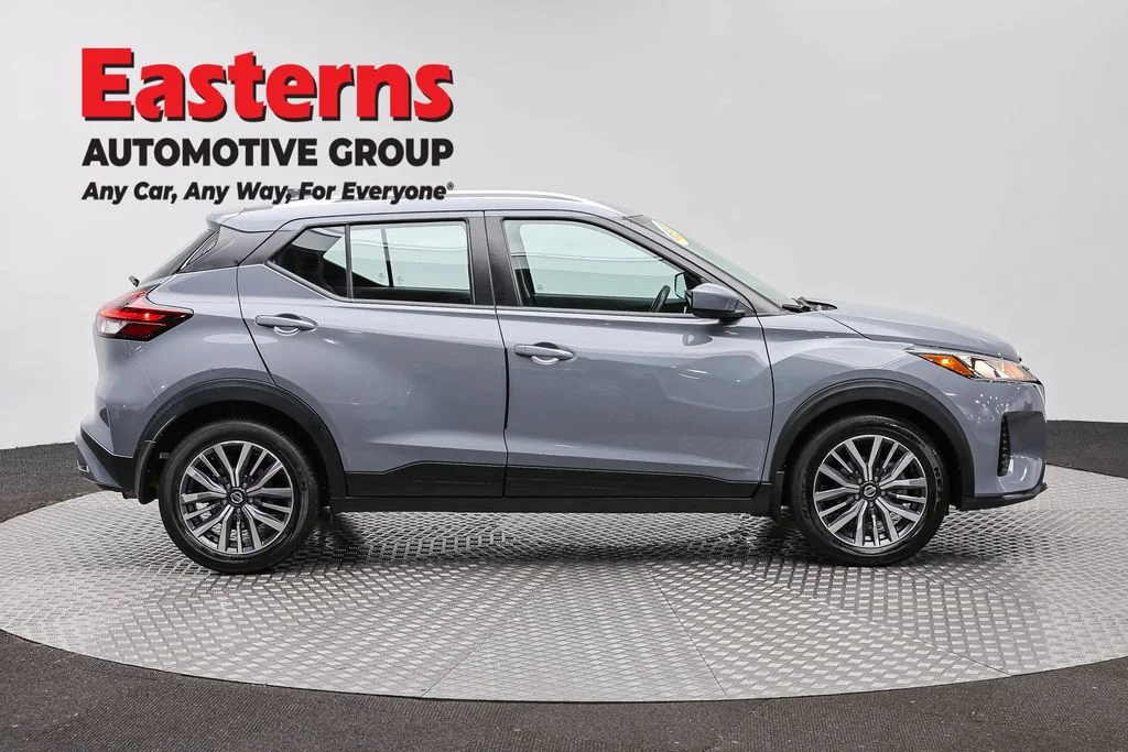 Used 2021 Gray Nissan SV image 4