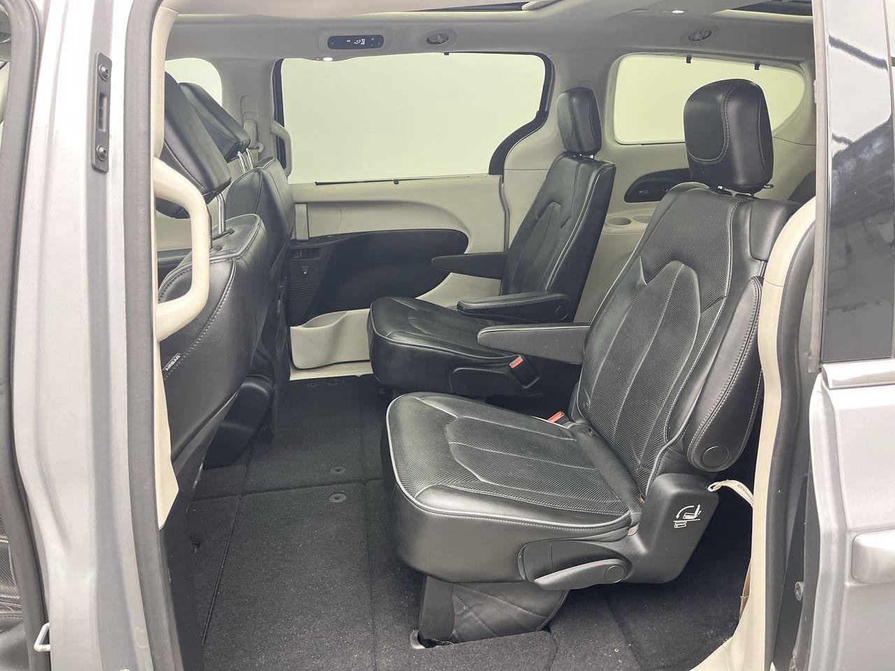 Used 2018 Billet Silver Metallic Clearcoat Chrysler Limited image 12