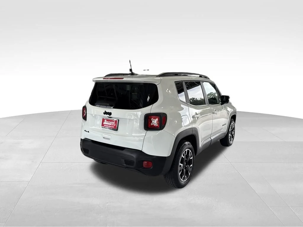 Used 2023 White Jeep Latitude image 5