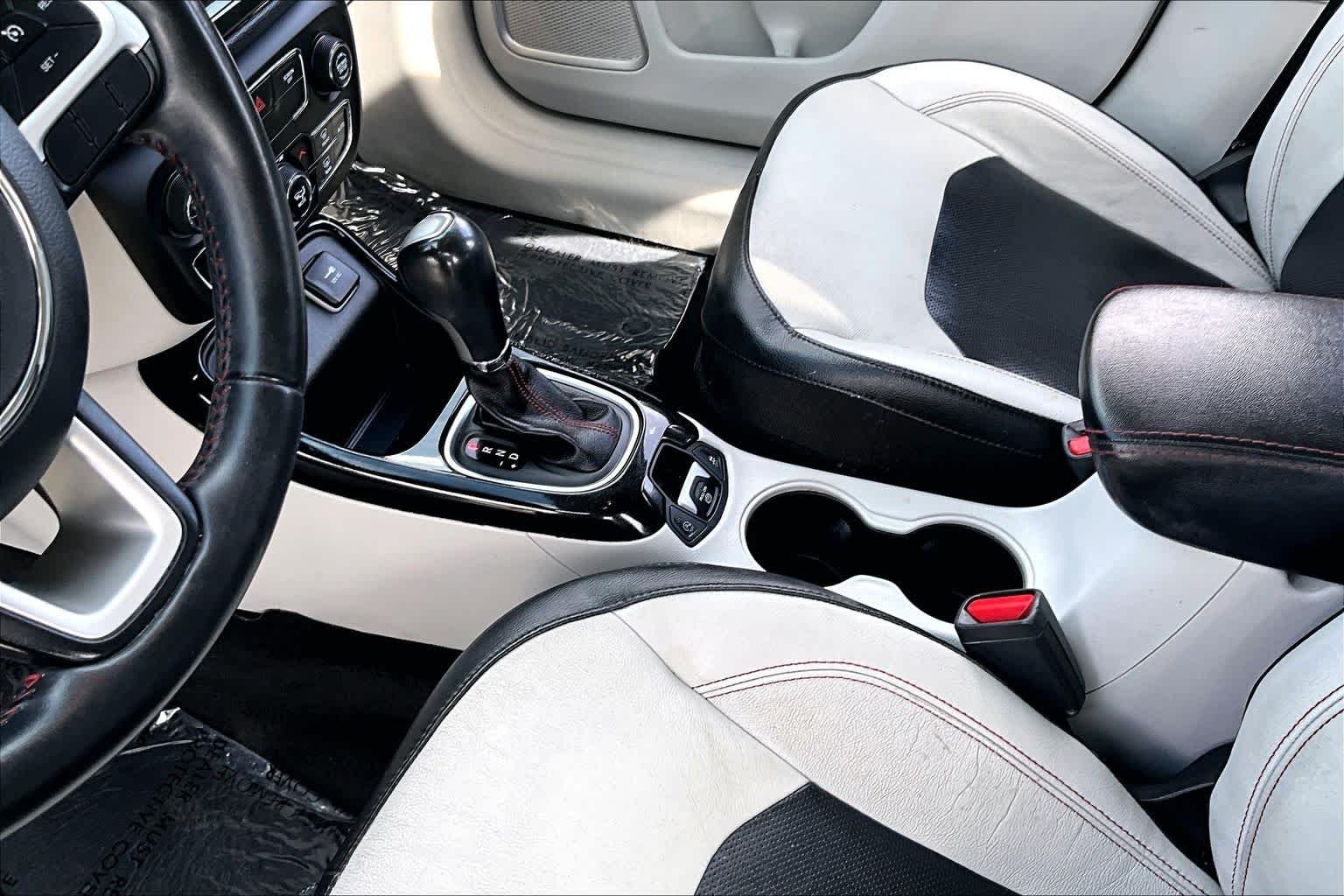 Used 2019 Diamond Black Crystal Pearlcoat Jeep Limited image 15