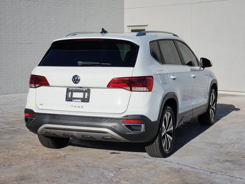 Used 2022 Pure White Volkswagen SE image 8