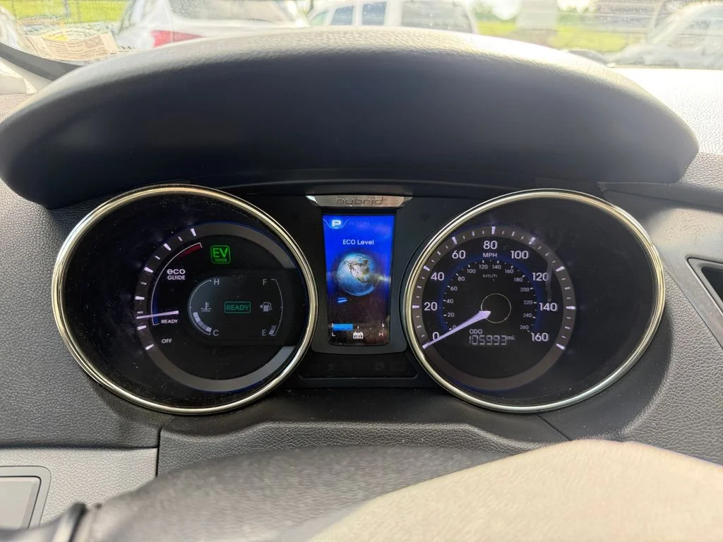 Used 2012 Hyper Silver Metallic Hyundai Base image 15