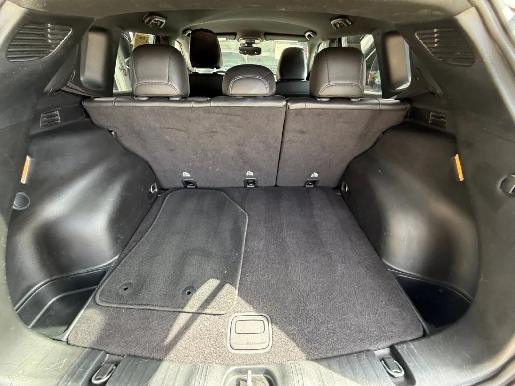 Used 2024 Gray Jeep Latitude image 19