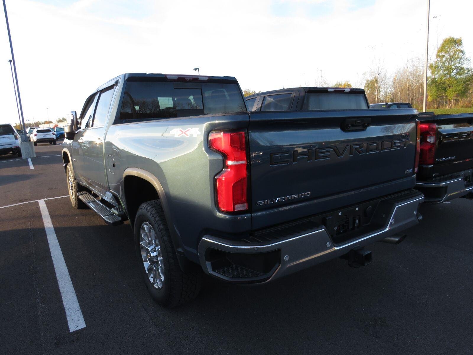Used 2024  CHEVROLET TRUCK  image 11