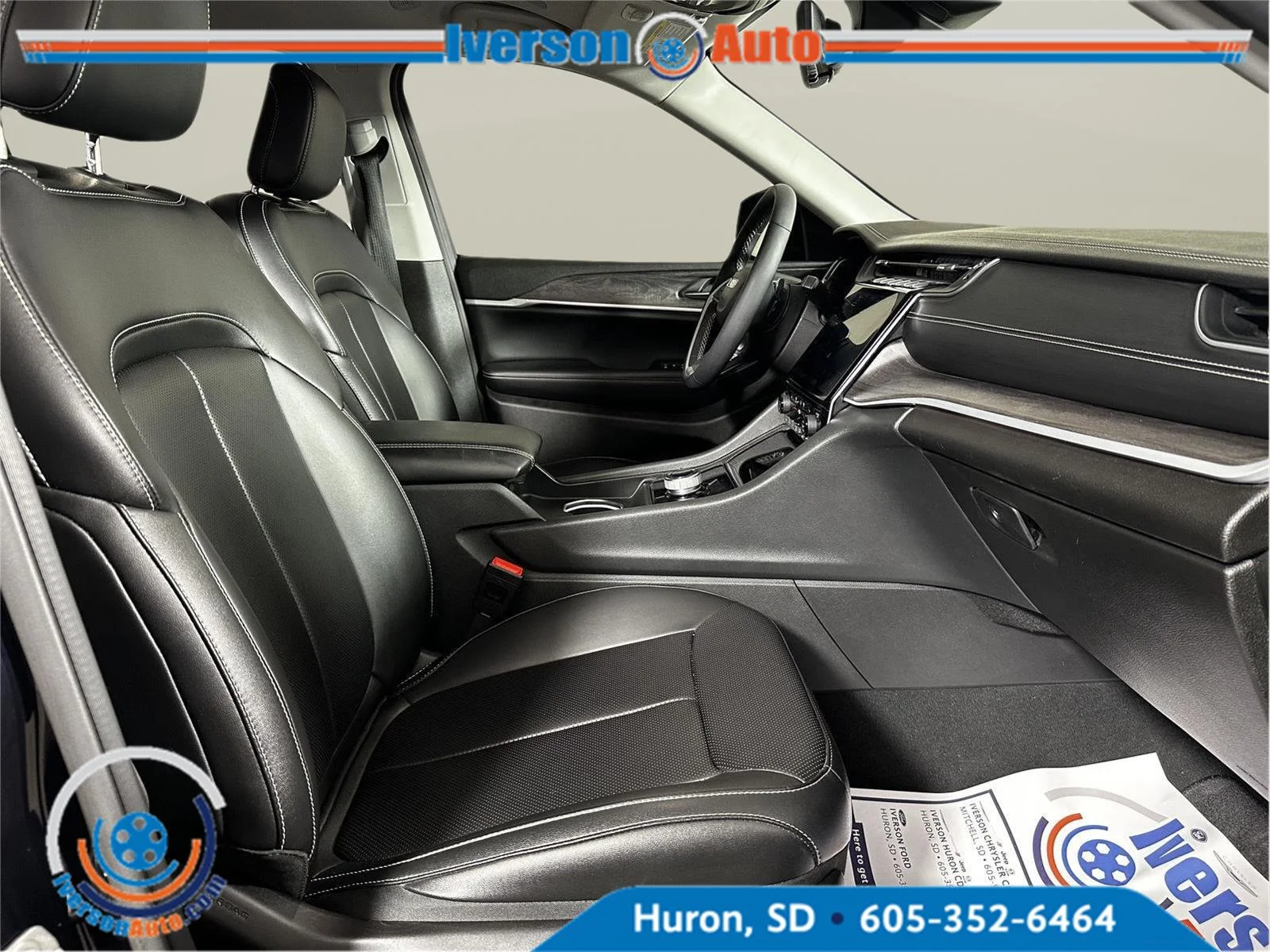 Used 2024 Midnight Sky Jeep Limited image 30