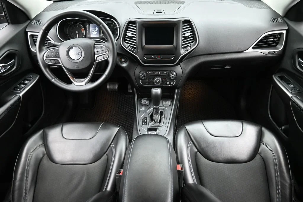 Used 2019 Gray Jeep Latitude Plus image 16