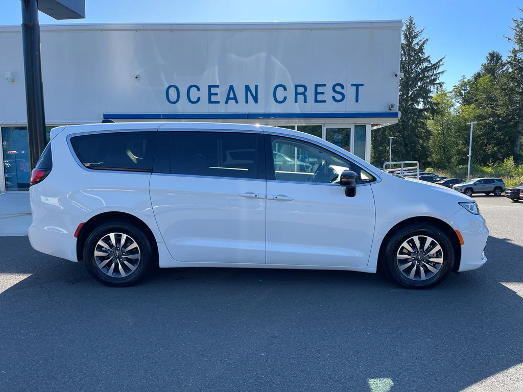 2024 Chrysler Pacifica Hybrid Select PHEV's photo