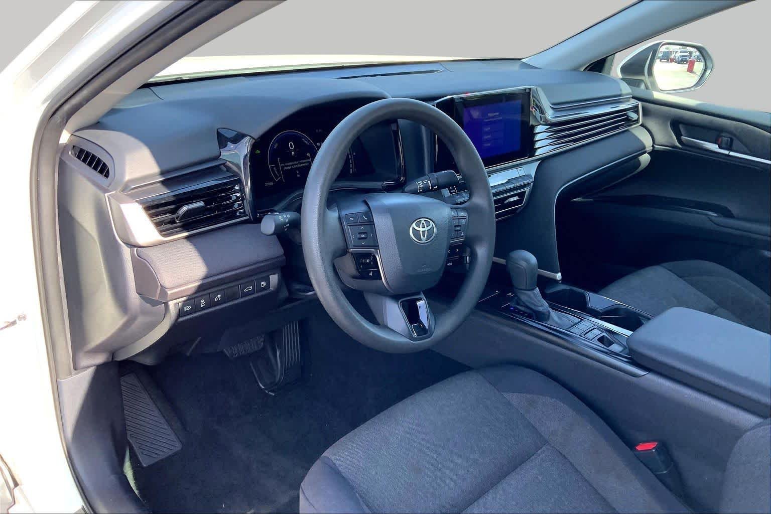 Used 2025 Ice Cap Toyota LE image 18