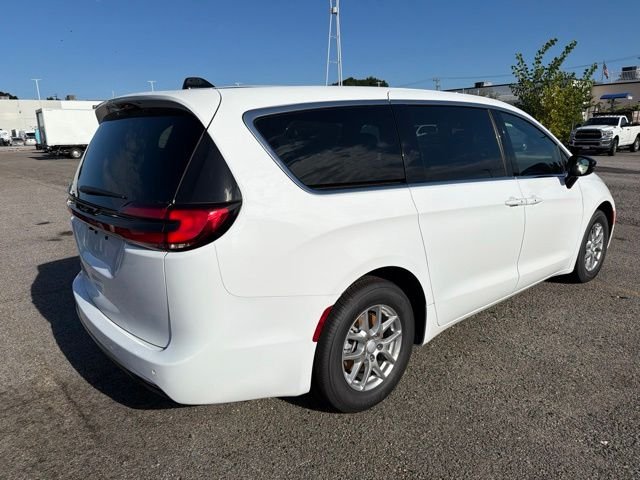 New 2027 Bright White Clear-Coat Paint Chrysler Select image 3