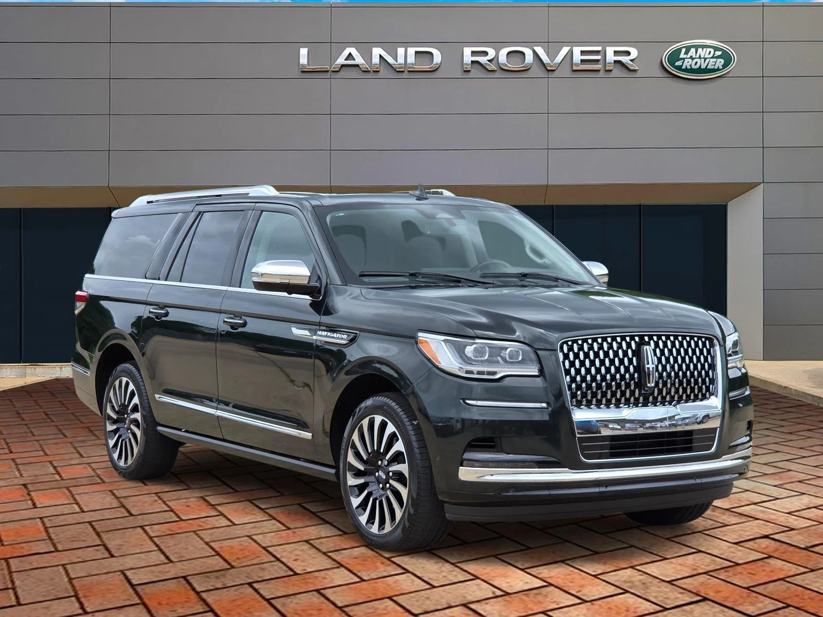 Used 2023 Manhattan Green Metallic Premium Colorant Lincoln Black Label image 3
