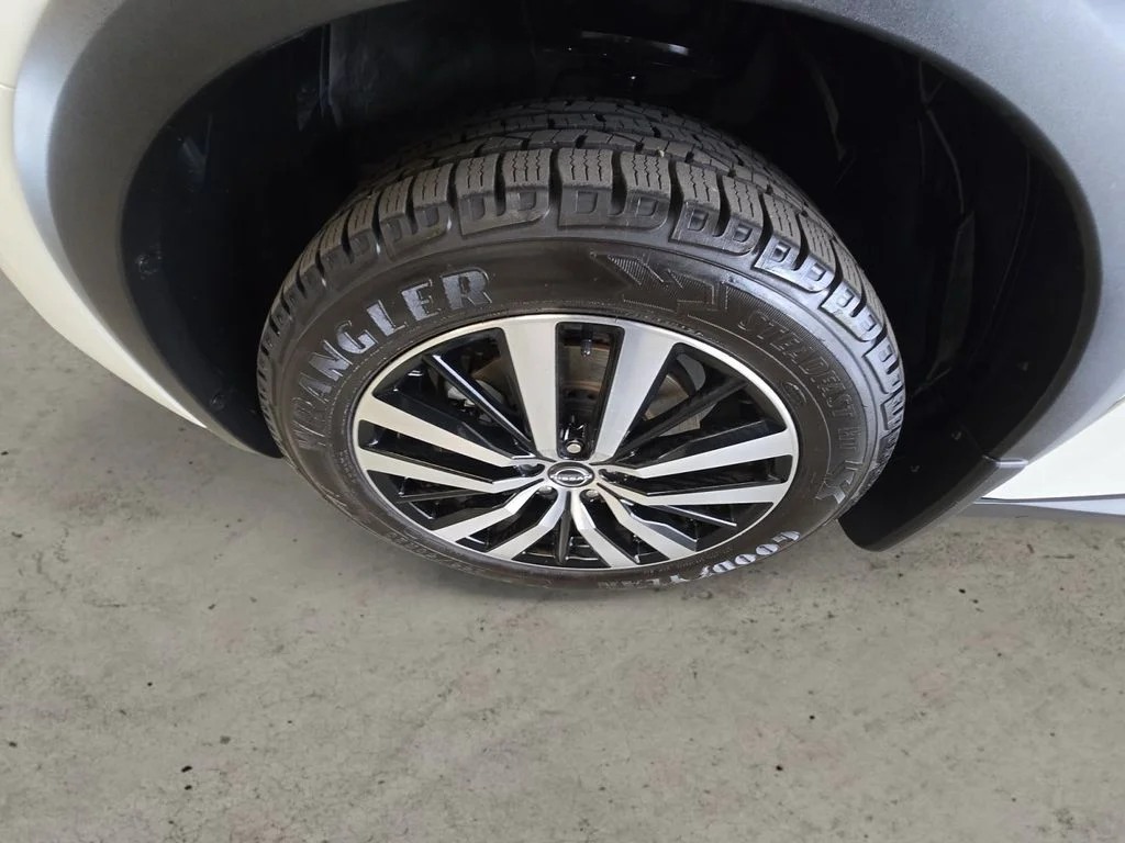 Used 2023 White Nissan Platinum image 9