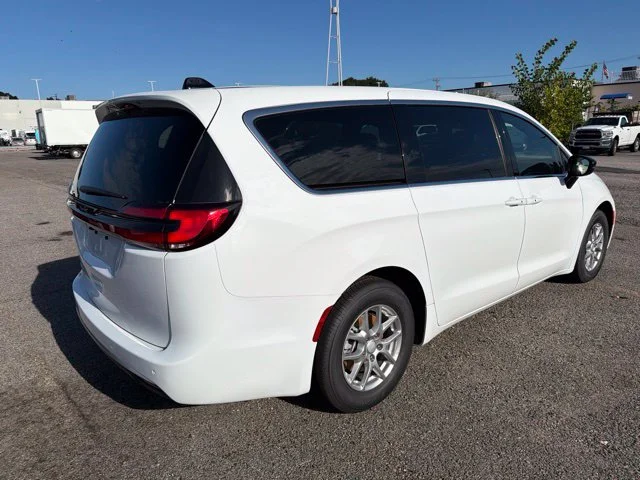 New 2027 White/off-white Chrysler Select image 3