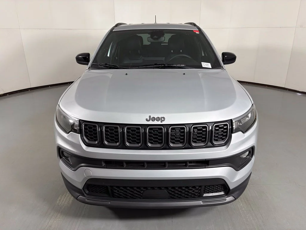 Used 2025 Silver Jeep Latitude image 3