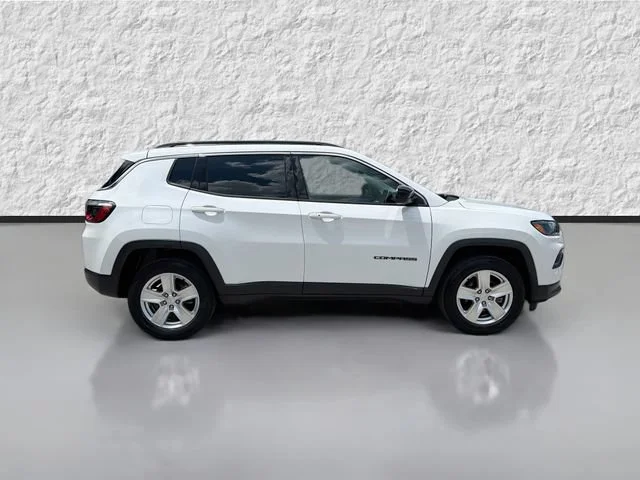 Used 2022 Bright White Clearcoat Jeep Latitude image 2