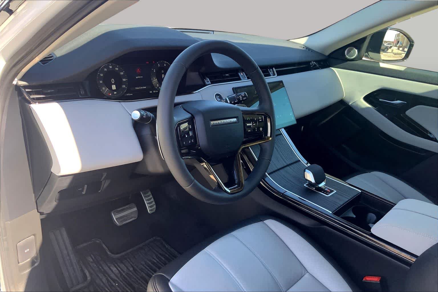 Used 2025 Fuji White Land Rover Dynamic SE image 17