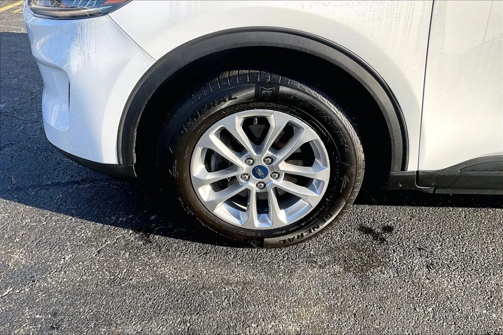 Certified Used 2022 Oxford White Ford SE image 8