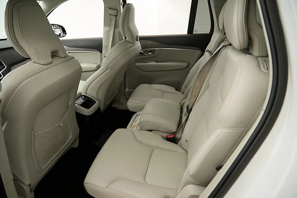 New 2023 Crystal White Volvo Plus image 21