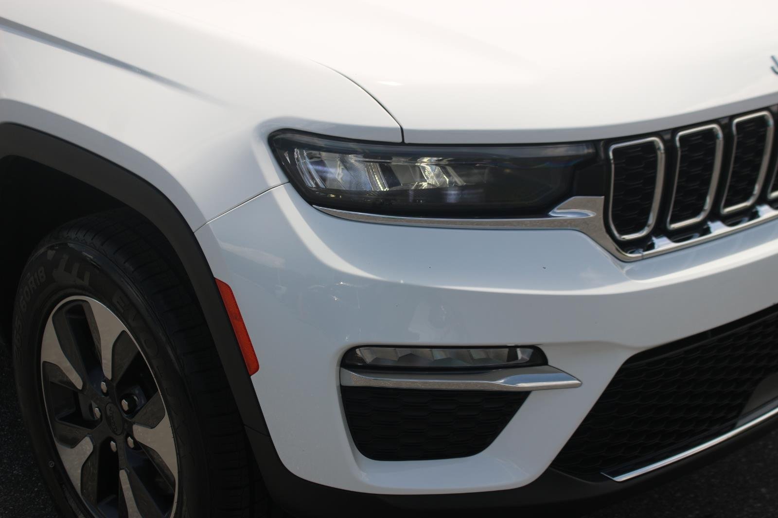 Used 2024 White Jeep 4x4 image 10