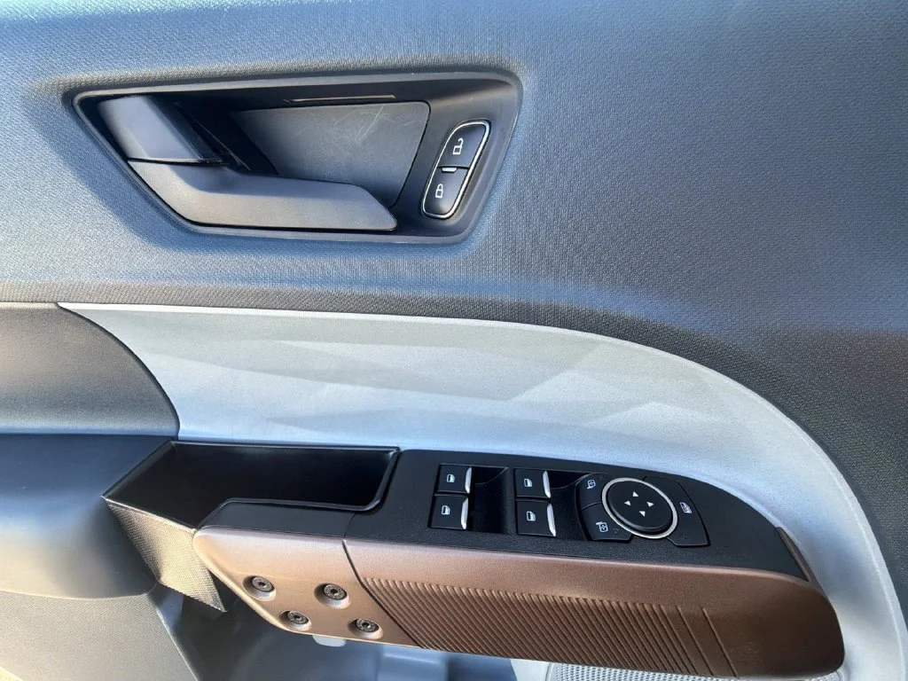 Used 2024  Ford Lariat image 16