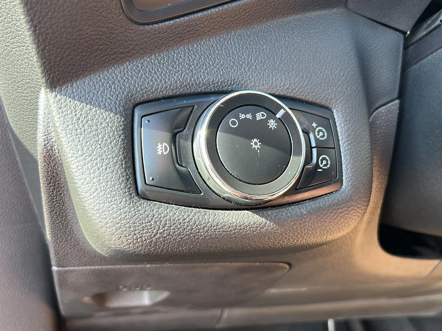 Used 2013 Ingot Silver Metallic Ford SE image 18