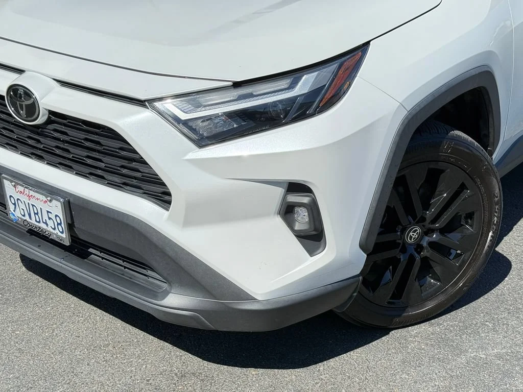 Used 2023  Toyota XLE Premium image 3
