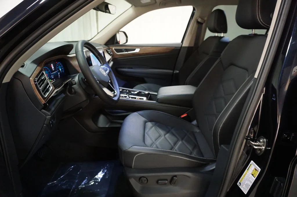 New 2026 Black Volkswagen 2.0T SE w/Technology image 10