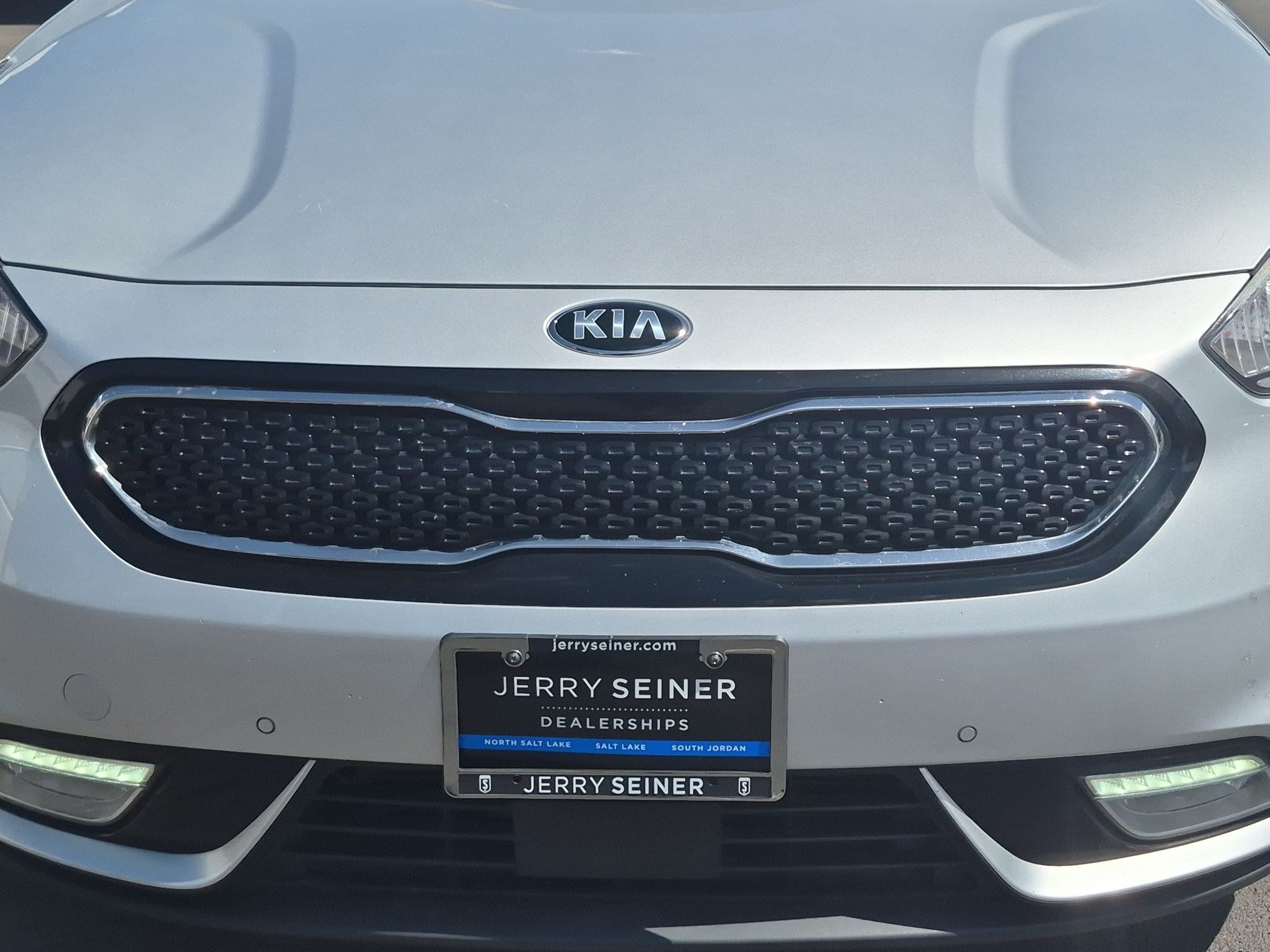 Used 2018 Silky Silver Kia Touring image 9