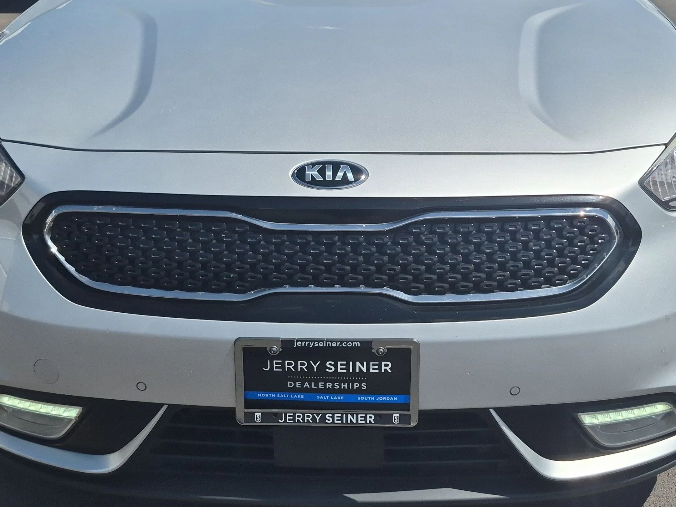 Used 2018 Silky Silver Kia Touring image 9