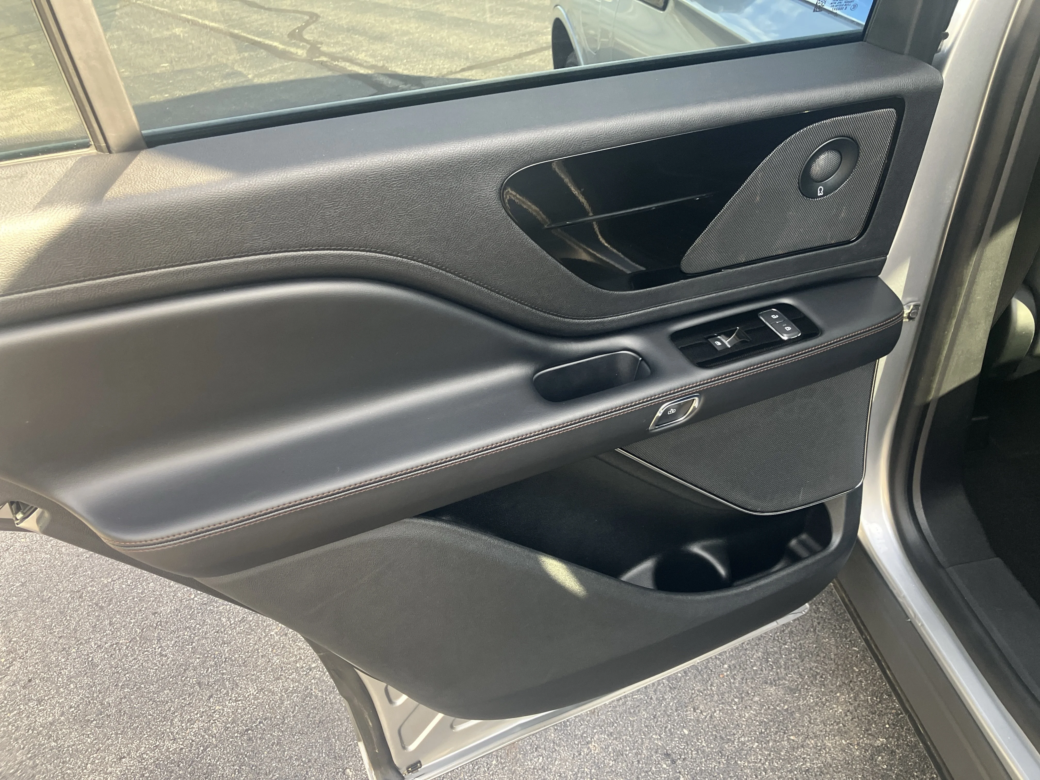Used 2020 Radiance Metallic Lincoln Grand Touring image 17