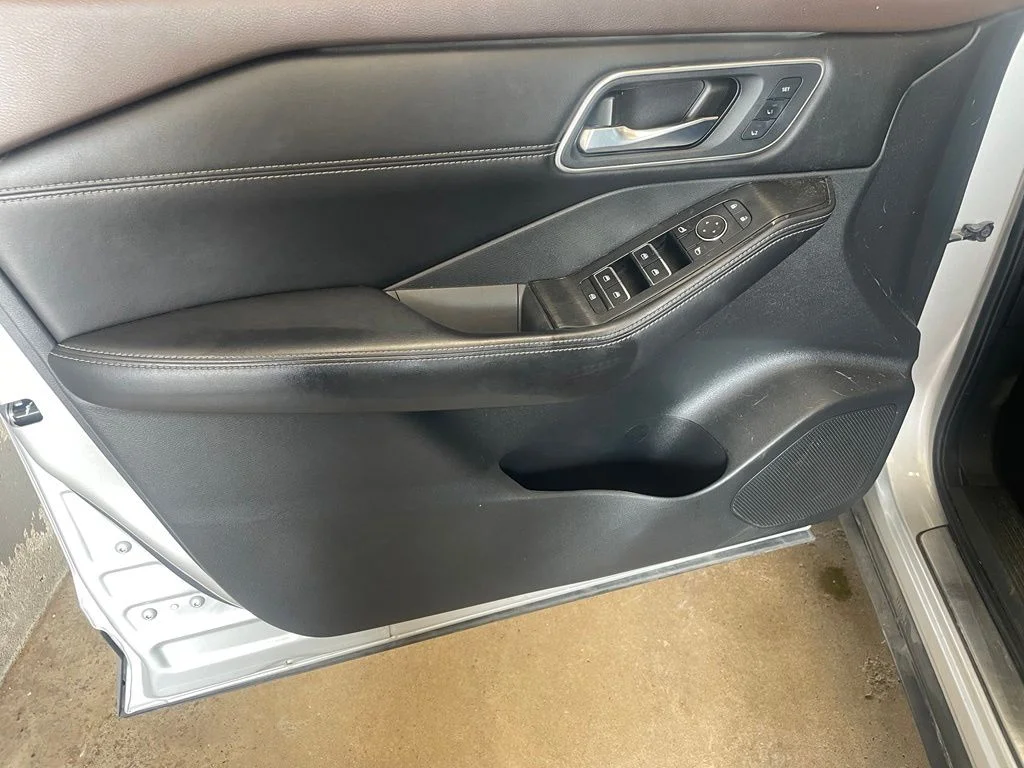 Used 2022 Silver Nissan Platinum image 9