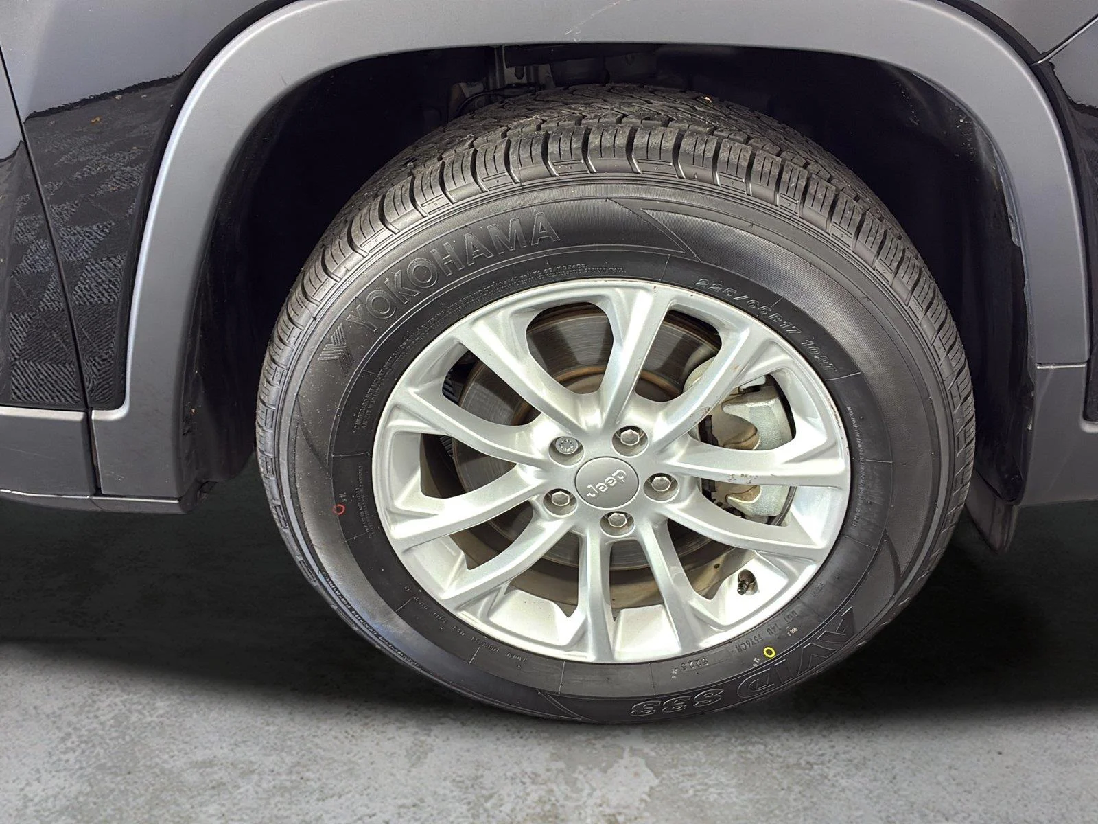 Used 2020 Diamond Black Crystal Pearlcoat Jeep Latitude image 13