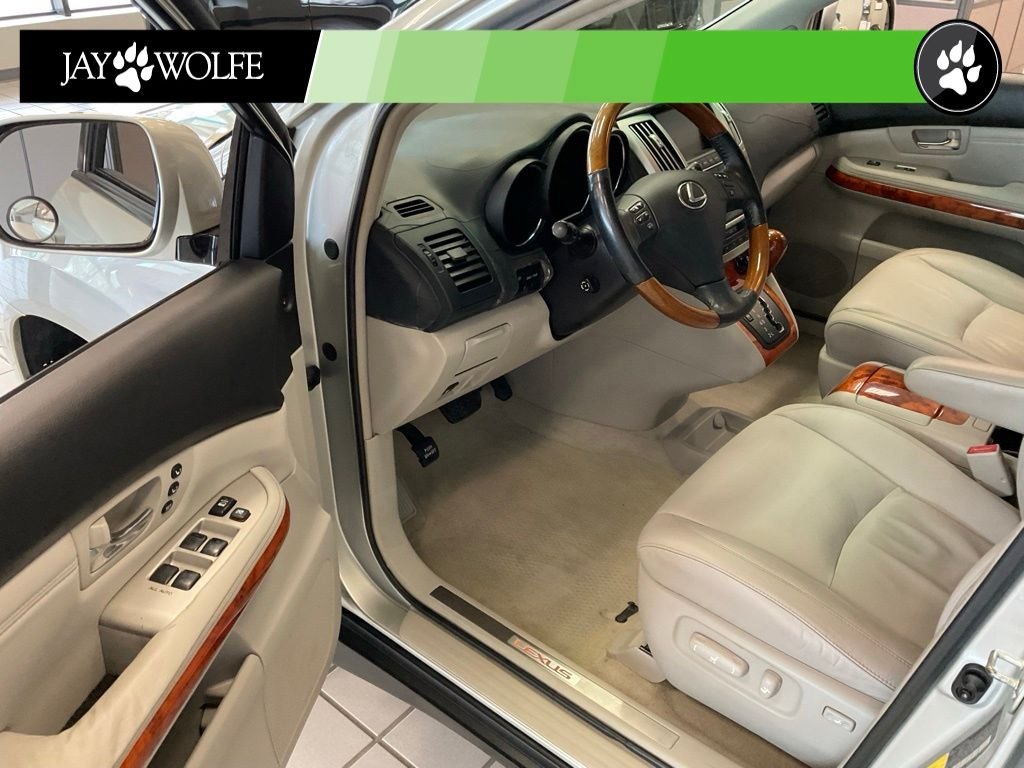 Used 2005  Lexus 330 image 9